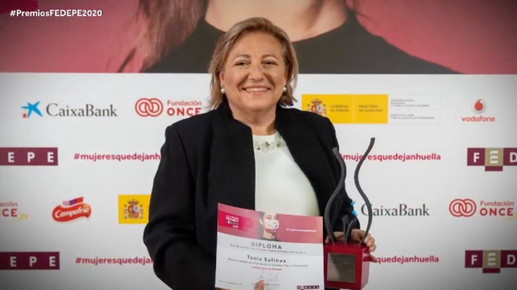 Tonia Salinas Miralles, recibe el premio FEDEPE a la asociada.